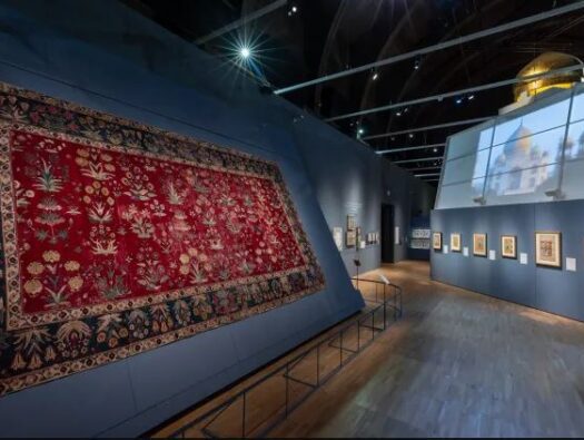 A large Mughal-era carpet faces a video of the Taj Mahal and marble maquettes for Mumtaz Mahal’s cenotaph. Peter Kelleher, © Victoria and Albert Museum